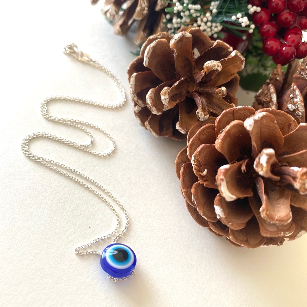 Dainty evil eye silver necklace.